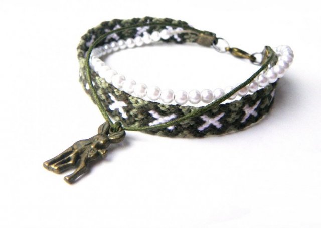 Choinki w Śniegu (ręcznie pleciona bransoletka, metalowa zawieszka, plastikowe perełki, bawełniany sznurek)