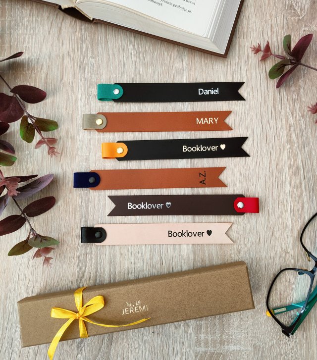 skórzana personalizowana zakładka do książki z kolorową łatką - personalizowany prezent z imieniem, z inicjałami - prezent dla mamy, taty, dzień matki