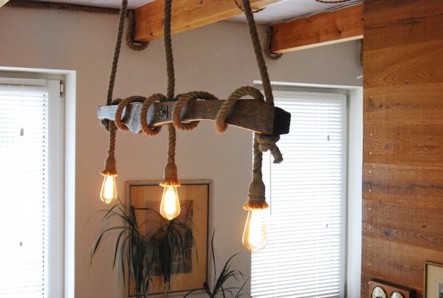 Duża lampa sufitowa ze starej drewnianej belki, wisząca lampa z lin jutowych, w stylu żeglarskim,