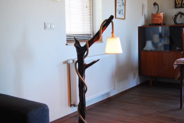 Drewniana lampa podłogowa z kremowym abażurem, lampa z drewna, romantyczna lampa stojąca, podłogowa z gałęzi