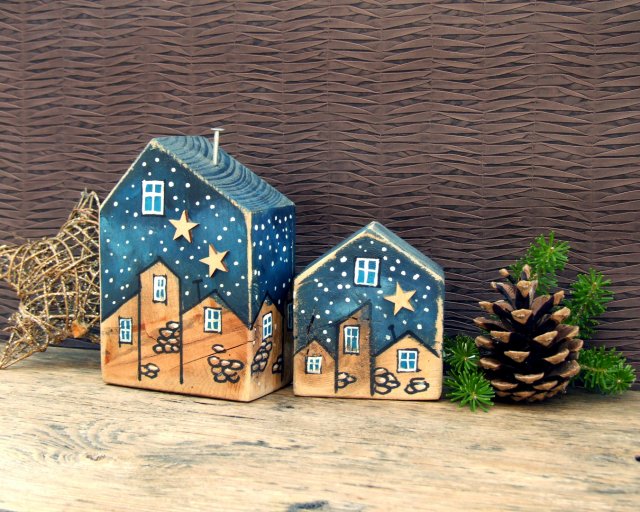 Dwa drewniane domki dekoracyjne, malowane, z gwiazdkami