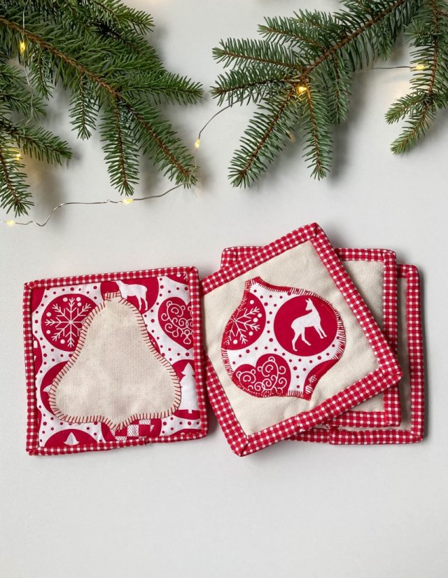 Świąteczne podkładki z bombkami