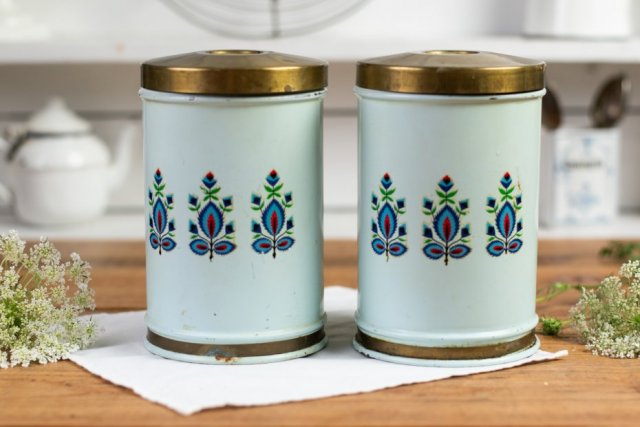 2 puszki, pojemniki kuchenne - kawa, cukier, herbata