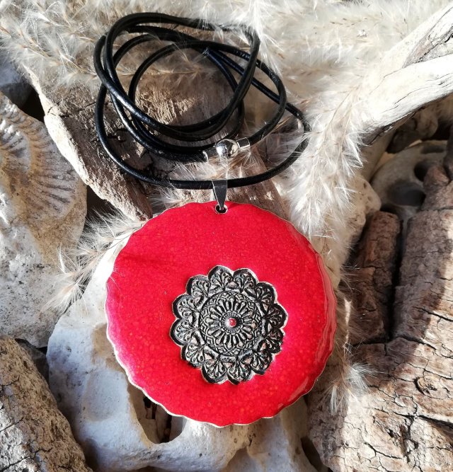 Komplet biżuterii ceramicznej: czerwony wisior na rzemieniu oraz okrągłe kolczyki na sztyftach  - biżuteria autorska GAIA-ceramika