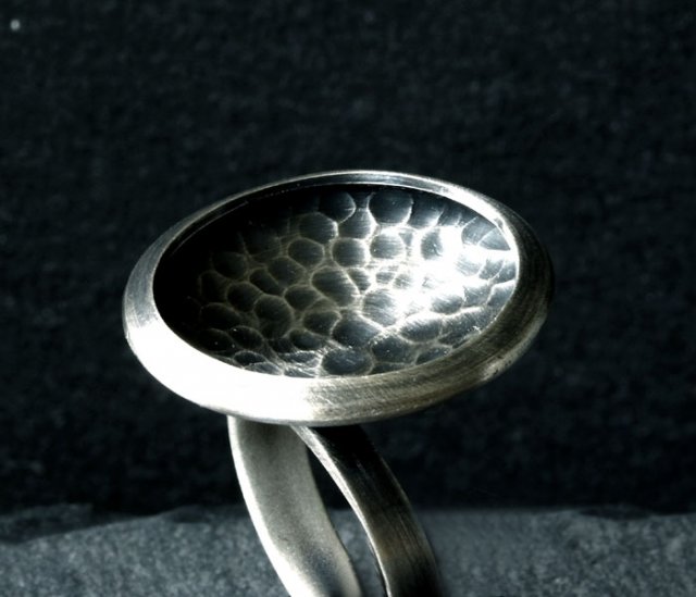 Oksydowany pierścionek z teksturowanego srebra