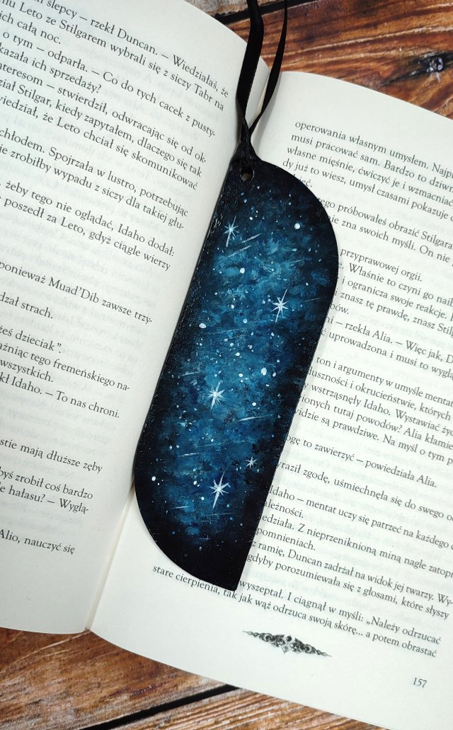 Drewniana zakładka do książki ręcznie malowana gwiazdy galaktyka personalizacja