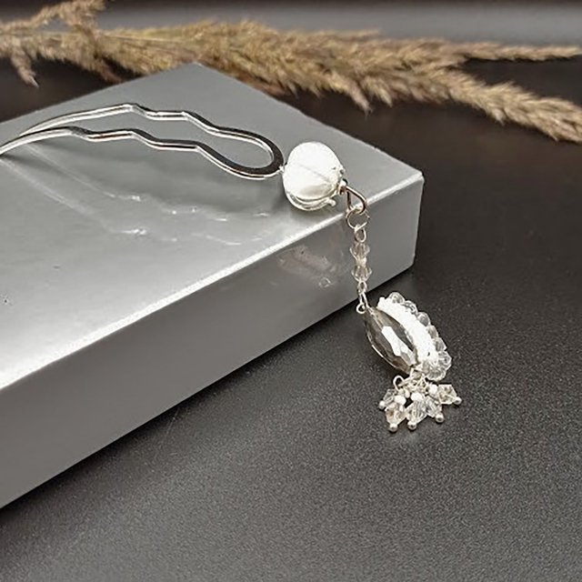 Uchwyt na kok z metalowym widelcem do włosów i biely koralikami lampwork.