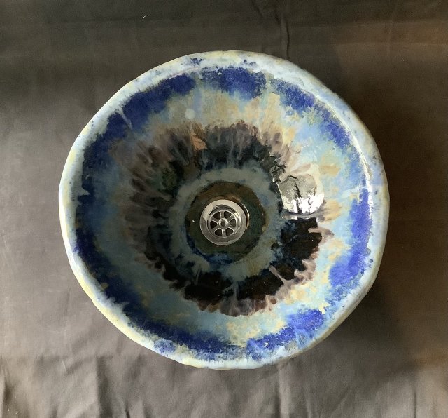 Ceramiczna ręcznie robiona niebiesko-brązowa umywalka