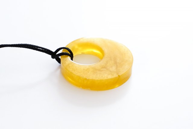 Okrągły, wisiorek z żywicy epoksydowej, kolor złoty, średnica 2,9 cm