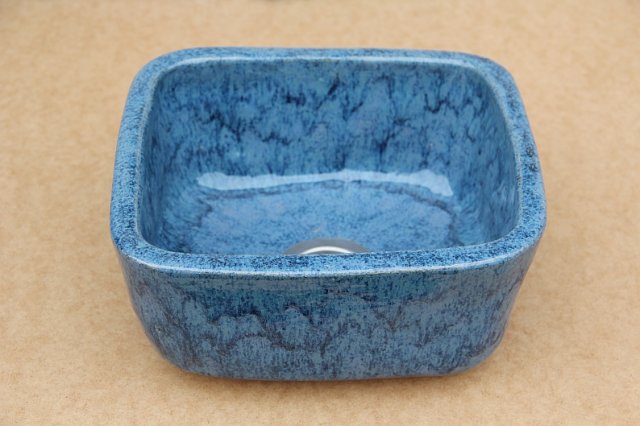Mała ceramiczna umywalka łazienkowa nablatowa