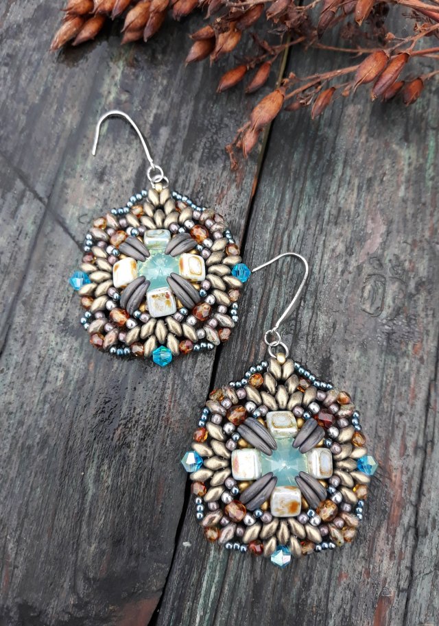 ,,kwadraty w kolorze starego złota,,