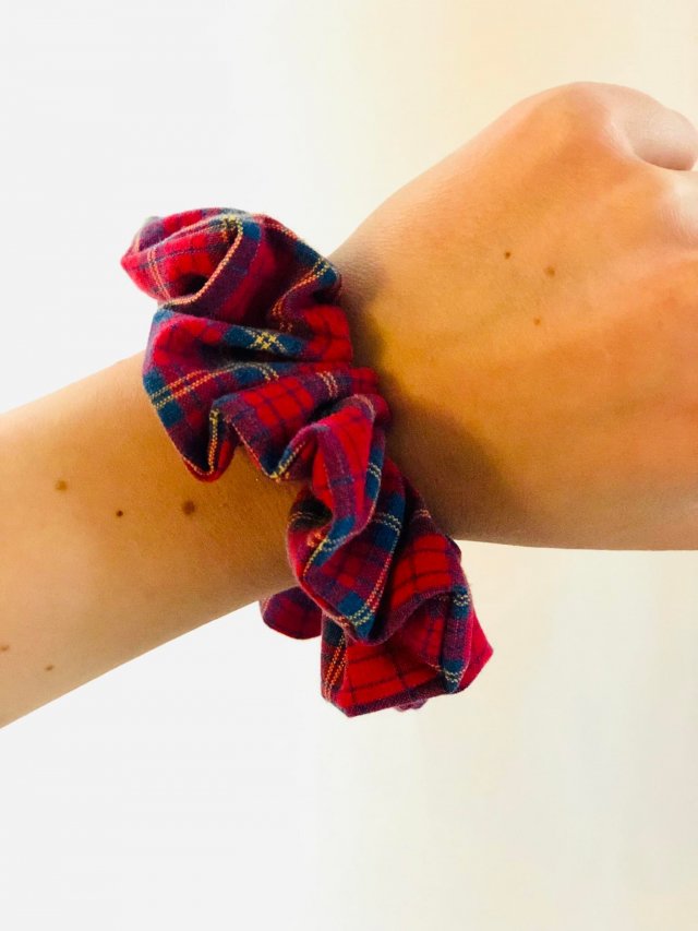 Pela' SCRUNCHIE Cozy czerwona w kratkę