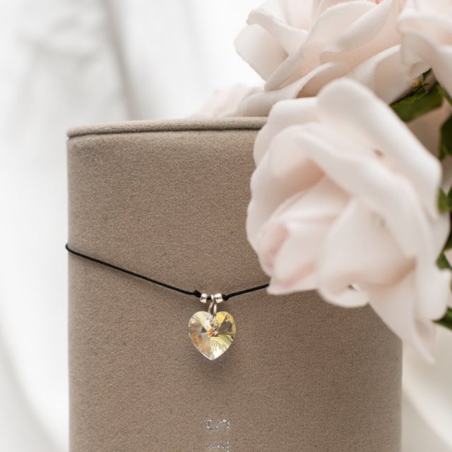 Bransoletka. Serduszko Swarovski na sznurku.
