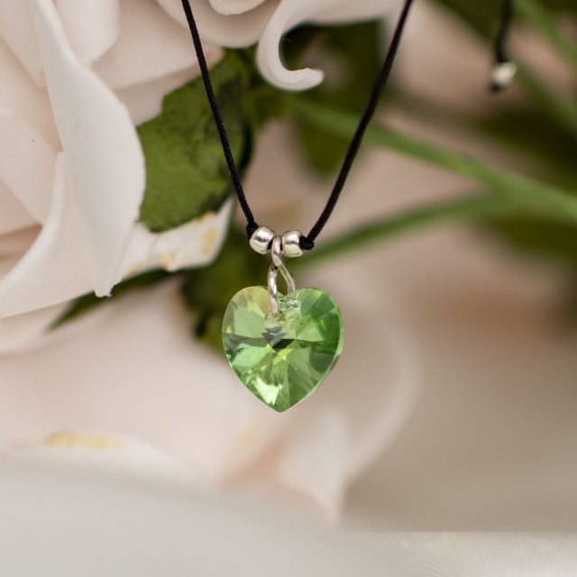 Bransoletka. Serduszko Swarovski na sznurku.