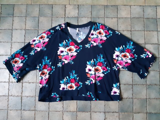 PUDEŁKOWA GRANATOWA LUŹNA BLUZKA W KWIATY RĘKAW 3/4 JYOTHI KIMONO rayon oversize