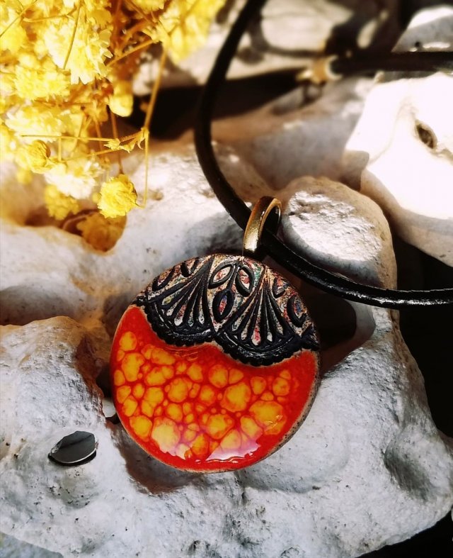 Ceramiczny wisiorek na rzemieniu  NASZYJNIK VINTAGE ORIENT unikalna biżuteria modowa dla kobiet DZIEŃ MATKI PREZENTY HANDMADE Gaia-ceramika