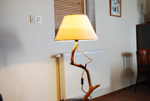 Drewniana lampa podłogowa z mini stolikiem, ekologiczna kremowa lapa stojąca