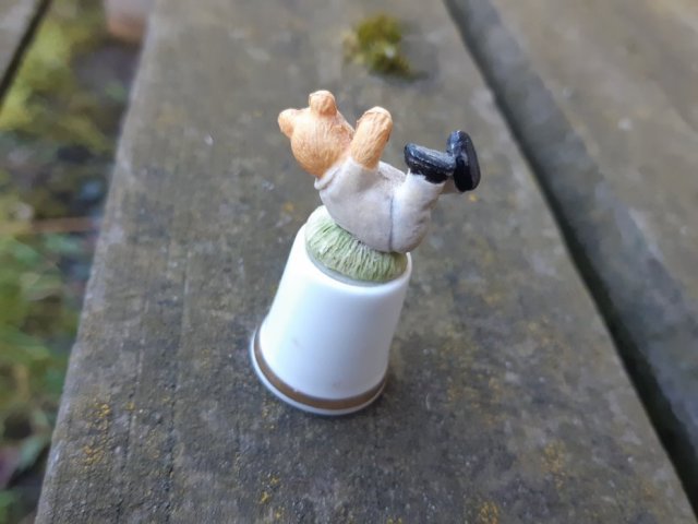 NAPARSTEK DO KOLEKCJI * PORCELANOWY KOLEKCJONERSKI * przestrzenny miś figurka
