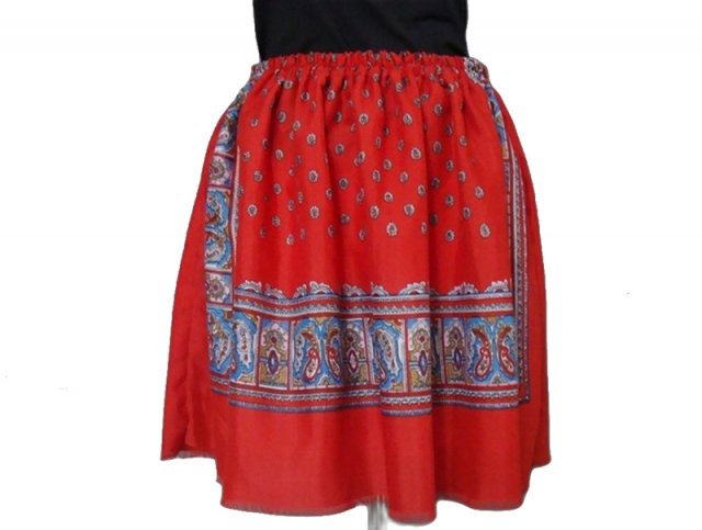 Czerwona spódnica w ornamentalny wzór