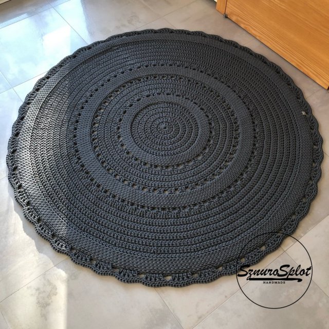 Okrągły dywan ze sznurka o średnicy 150 cm.