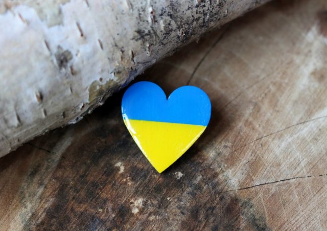 Wspieramy UKRAINĘ! Przypinka serce z flagą Ukrainy