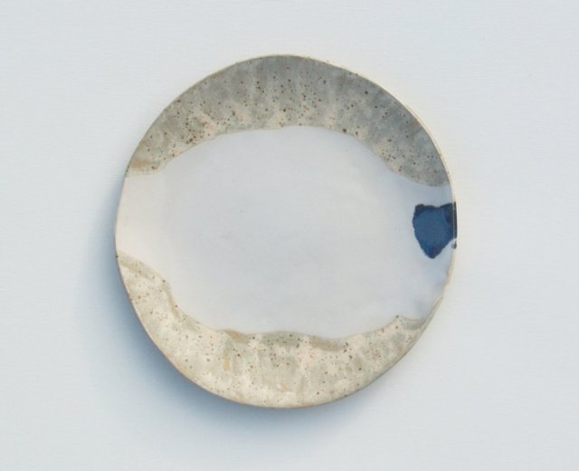 Obiadowy talerz ceramiczny z jasnej gliny