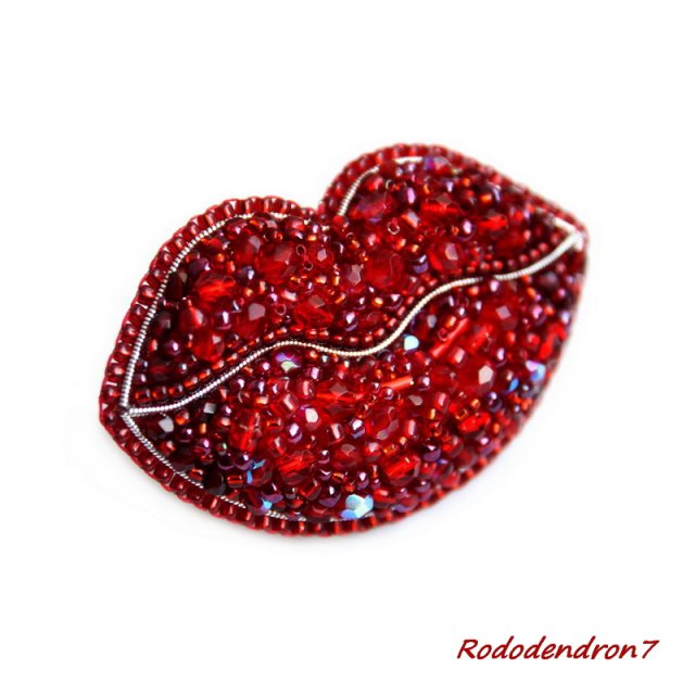 Red Lips - delikatna i błyszcząca broszka 3D, haft koralikowy