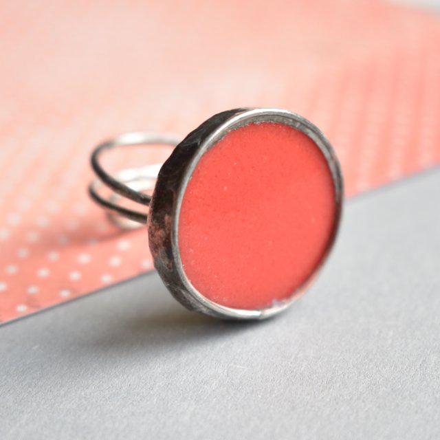 Czerwone kółko  - pierścionek ze szkłem