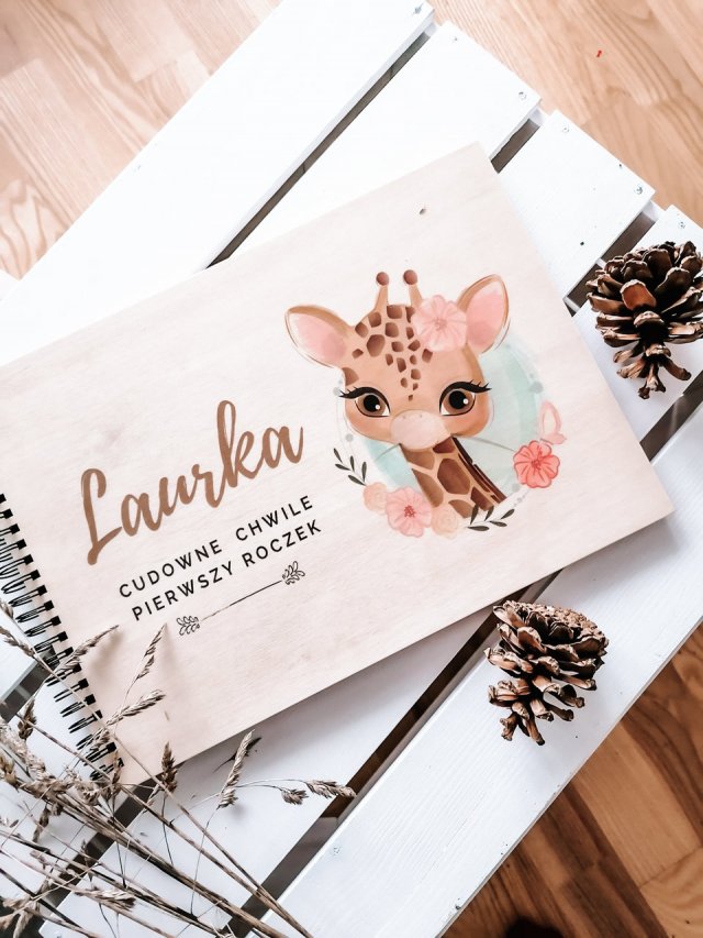 Pamiątka chrztu album na zdjęcia żyrafka personalizowany