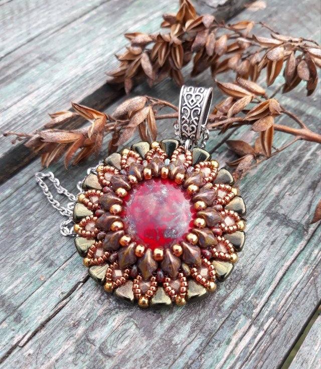 ,,medalion z bordowym oczkiem,,