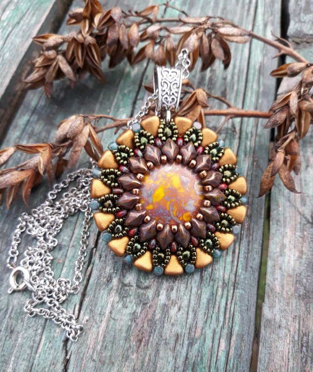 ,,medalion z  żółtym oczkiem,,