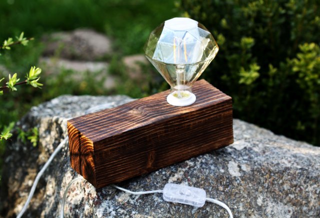 Rustykalna lampa stołowa z opalanego drewna świerkowego, drewniana lampka nocna