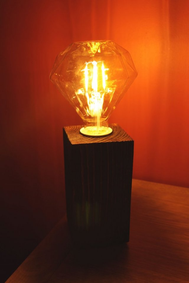 Drewniana lampka nocna z opalanego drewna świerkowego, rustykalna lampa stołowa