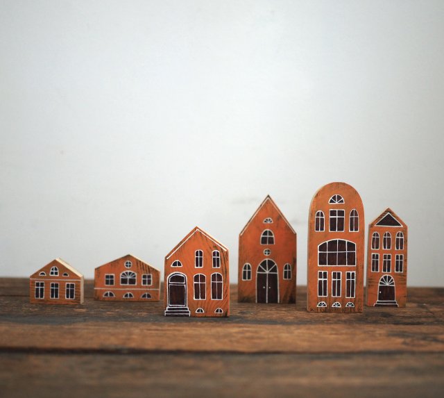 Komplet 6 szt - ceglaste domki drewniane ręcznie malowane