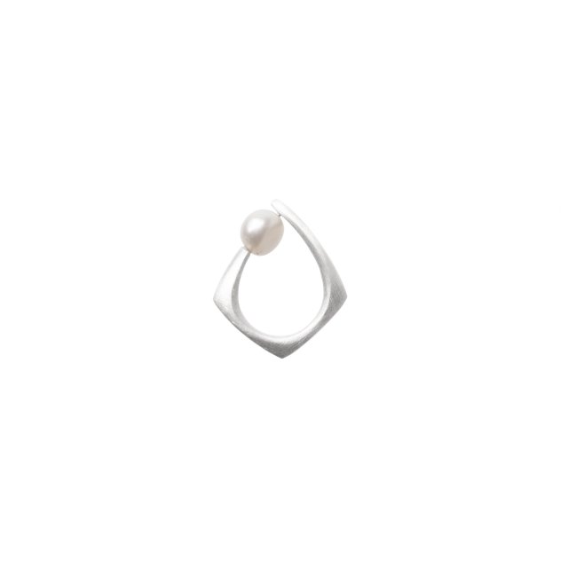 PEARL ring / satin silver with white pearl