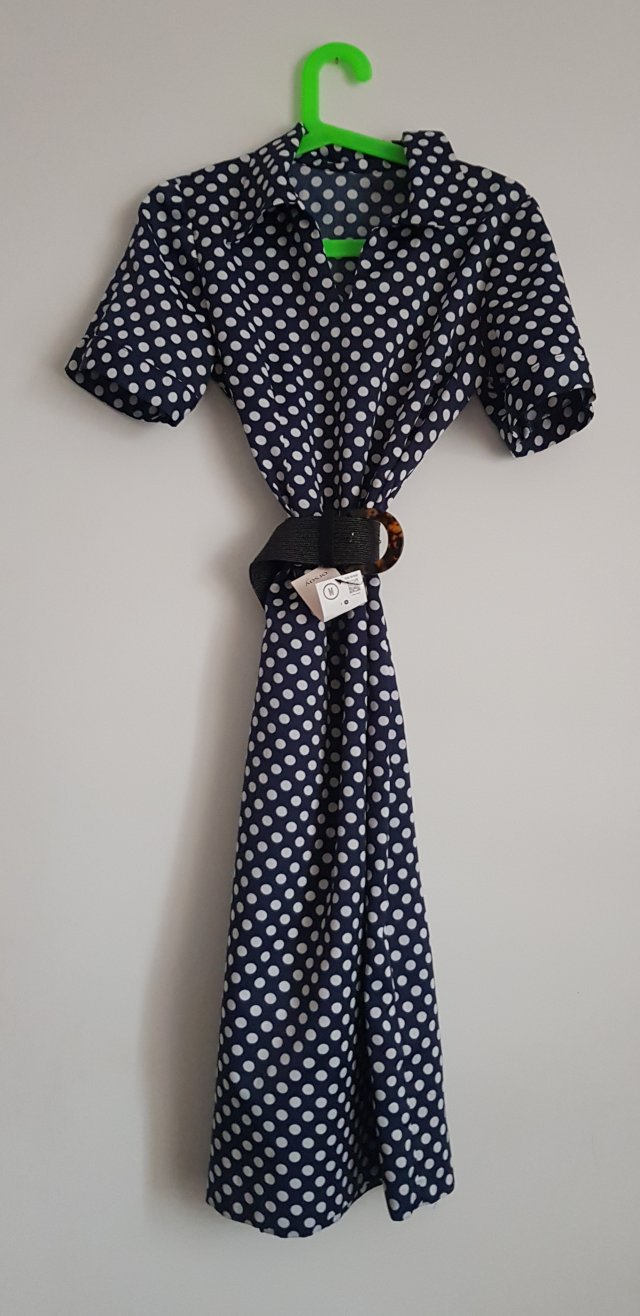 Vintage sukienka w groszki z kołnierzem