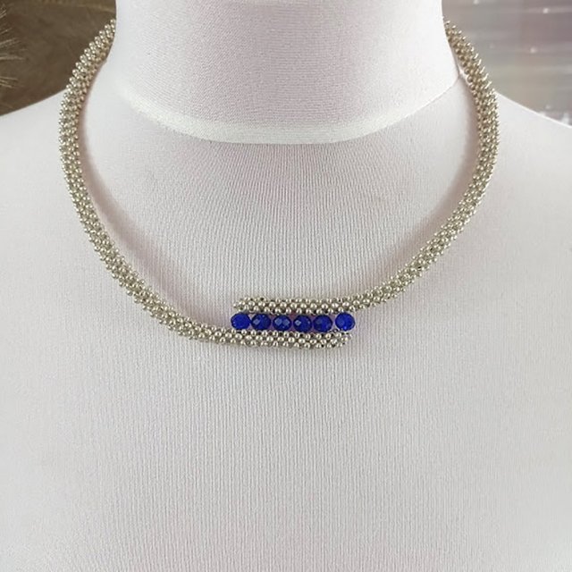 Krótki naszyjnik z drobnych koralików  Choker