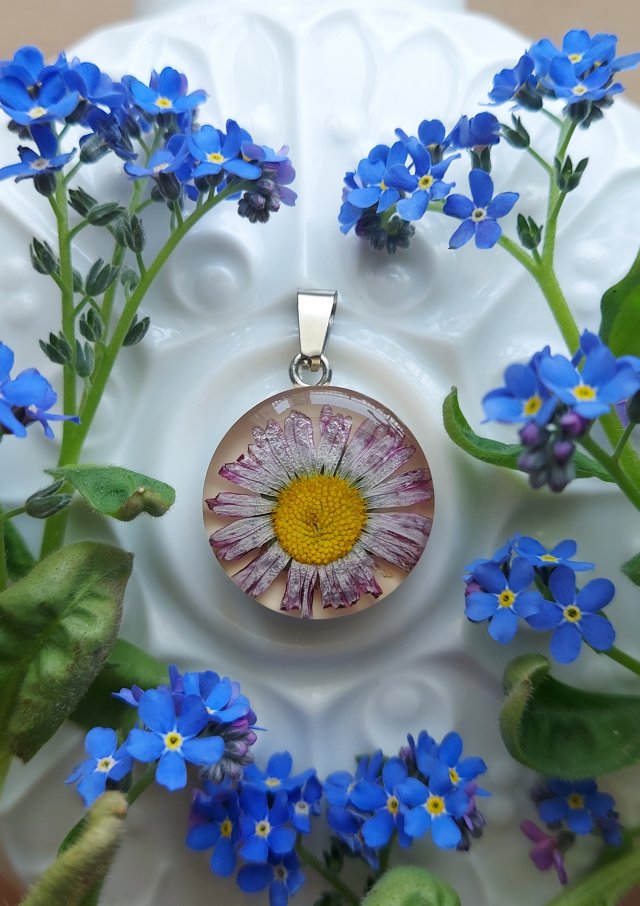 Srebrna zawieszka srebrny naszyjnik z kwiatami suszone kwiaty żywica epoksydowa wisiorek naturalna biżuteria stokrotka