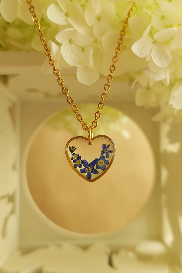 Złota zawieszka serce złoty wisiorek serduszko naszyjnik suszone kwiaty żywica naturalna biżuteria niezapominajki niezapominajka z niezapominajkami