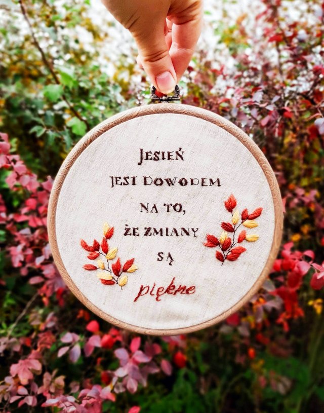Ozdoba jesienna do domu – ręcznie haftowany tamborek z cytatem – jesień jest dowodem na to, że zmiany są piękne