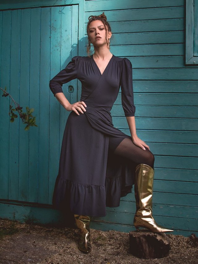 Lady - CZARNA SUKIENKA Z FALBANĄ