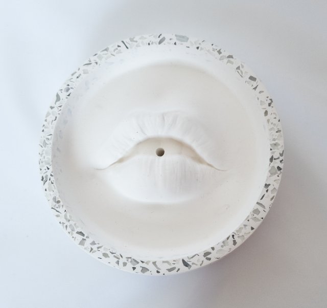 Podstawka pod kadzidło w kształcie ust z kruszonym szkłem - white