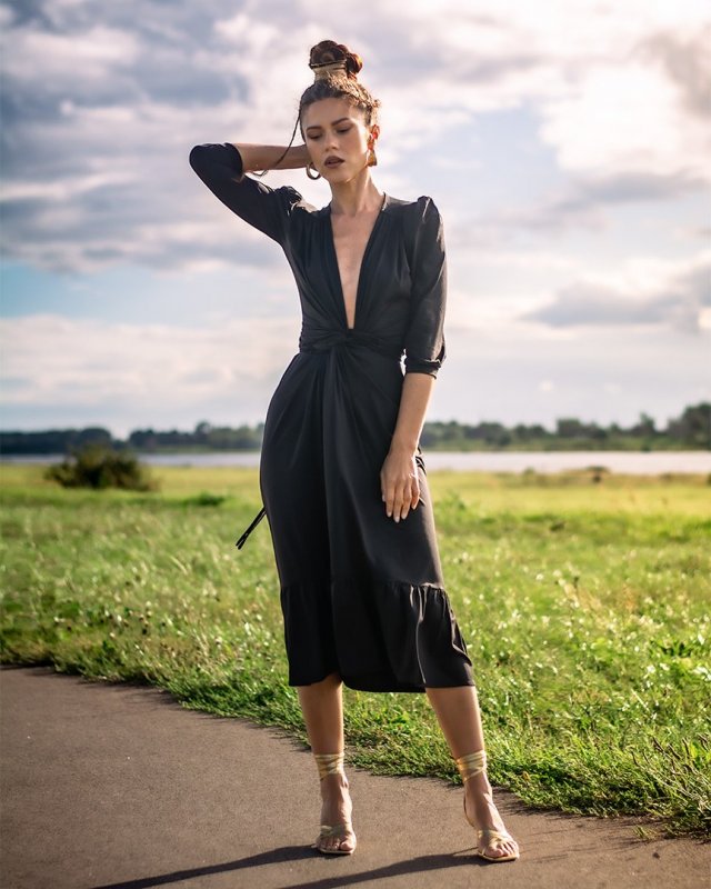 Lady - CZARNA SUKIENKA Z FALBANĄ