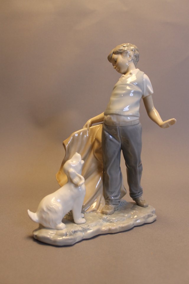 Duża figura LLADRO Chłopiec z pieskiem, kolekcjonerska porcelanowa figura