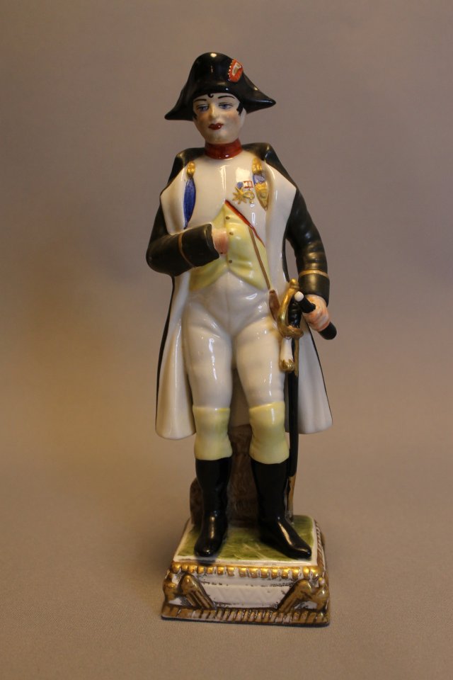 FIGURKA CAPODIMONTE NAPOLEON BONAPARTE WŁOSKA PORCELANOWA FIGURA