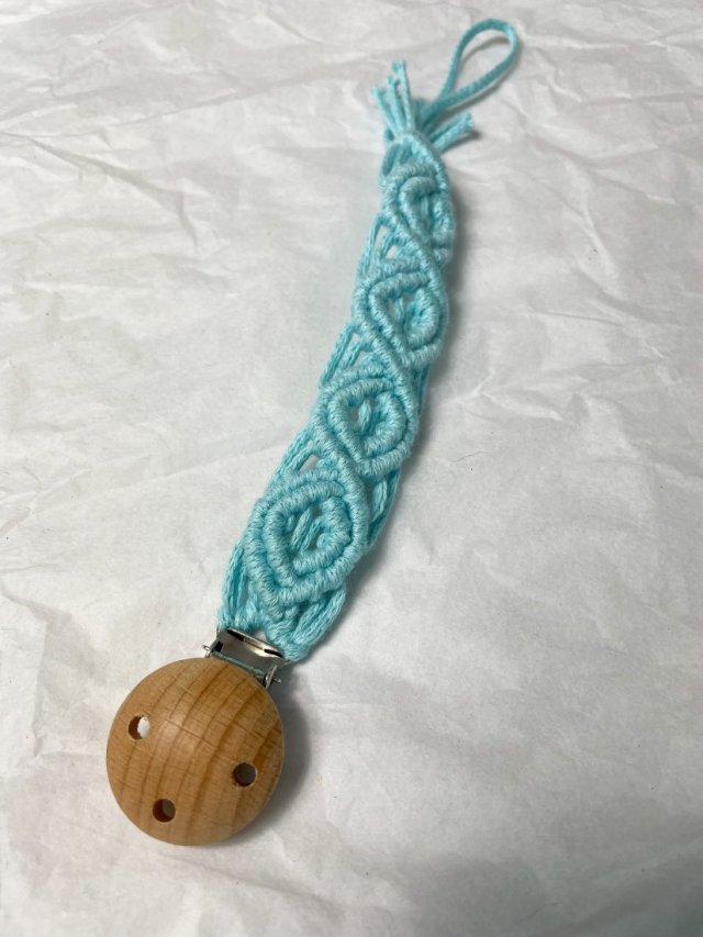 Zawieszka do smoczka makrama hand made koraliki niebieska