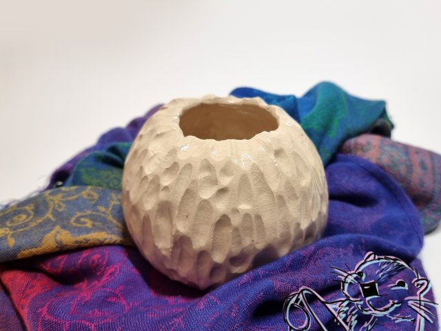 Beżowa, ceramiczna kula ozdobna