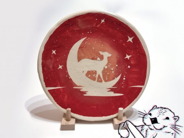 Łania Nocą - Ceramiczny, czerwony talerz