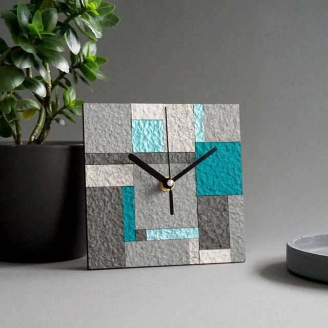 Geometryczny zegar z papieru do nowoczesnego wnętrza