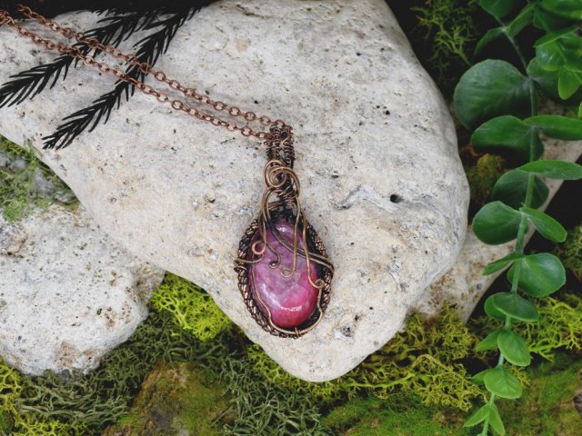 Miedziany wisiorek wire wrapping z różowym agatem / PEN000225